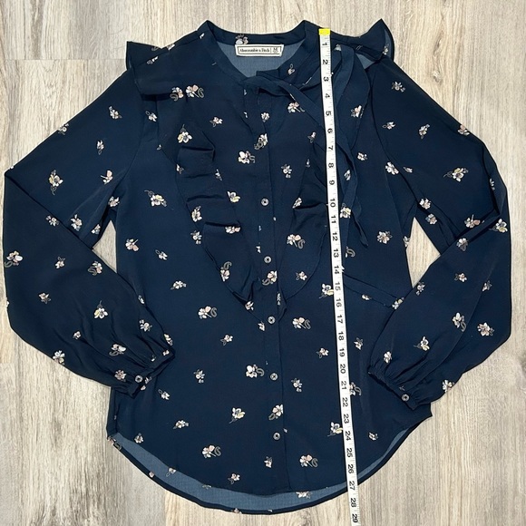Abercrombie & Fitch Navy Floral Ruffle Button Up Top Long Sleeve Shirt Size M - Picture 3 of 6
